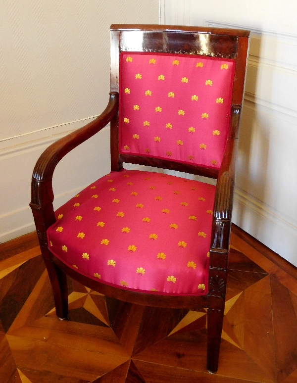 Fauteuil d'époque Empire en acajou finement sculpté reverni au tampon, garniture de soie neuve