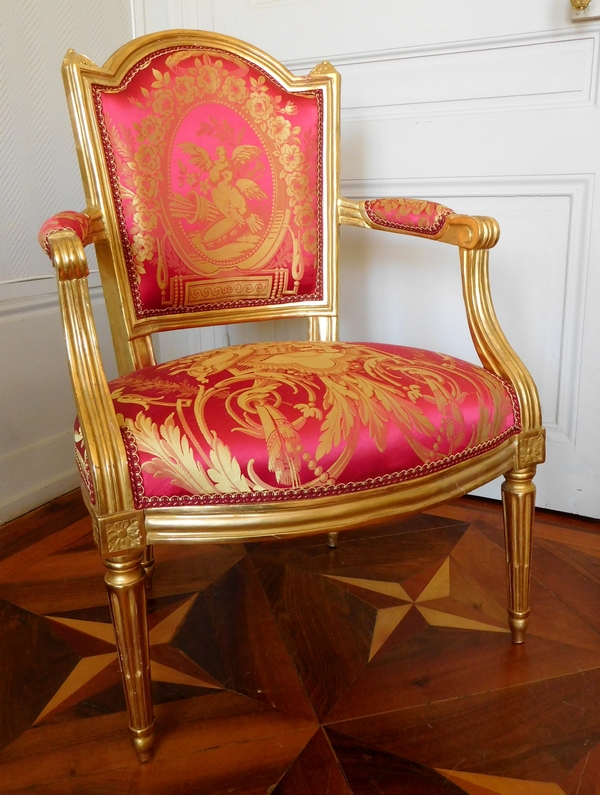 LN Mariette : fauteuil cabriolet d'apparat d'époque Louis XVI, bois doré et soie - estampillé