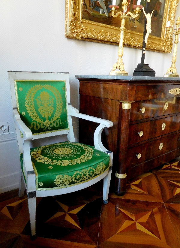 Fauteuil d'officier en bois laqué d'époque Empire, garniture de soie verte à motif placé