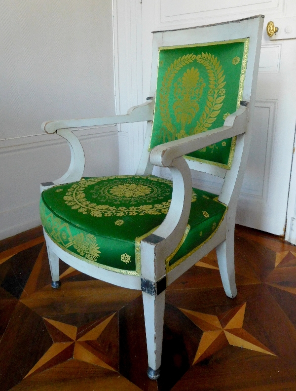 Fauteuil d'officier en bois laqué d'époque Empire, garniture de soie verte à motif placé