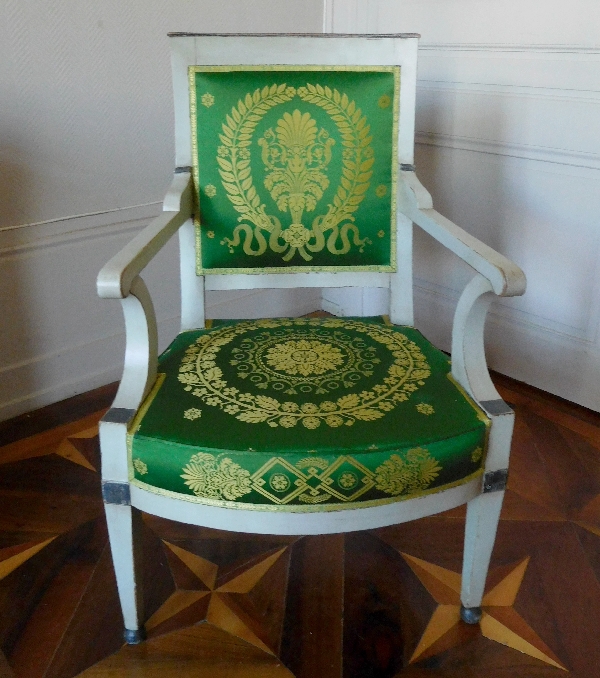 Fauteuil d'officier en bois laqué d'époque Empire, garniture de soie verte à motif placé