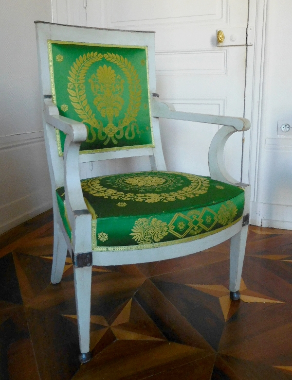 Fauteuil d'officier en bois laqué d'époque Empire, garniture de soie verte à motif placé