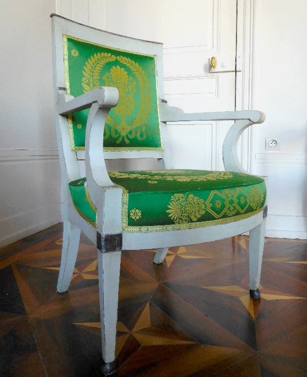 Fauteuil d'officier en bois laqué d'époque Empire, garniture de soie verte à motif placé