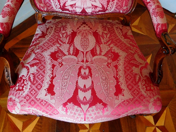 Michel Cresson : fauteuil à la Reine d'époque Louis XV estampillé, garniture de soie rouge