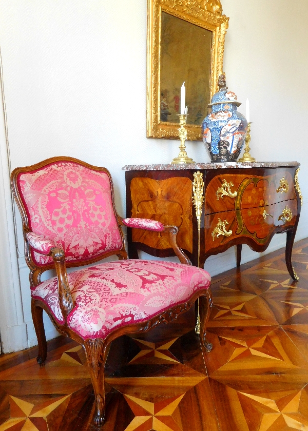 Michel Cresson : fauteuil à la Reine d'époque Louis XV estampillé, garniture de soie rouge