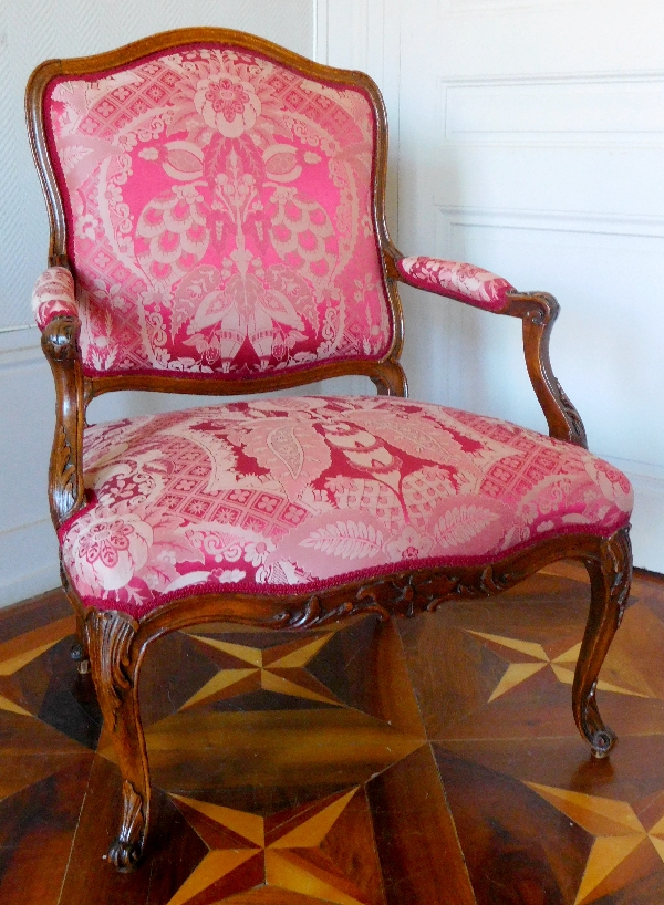 Michel Cresson : fauteuil à la Reine d'époque Louis XV estampillé, garniture de soie rouge