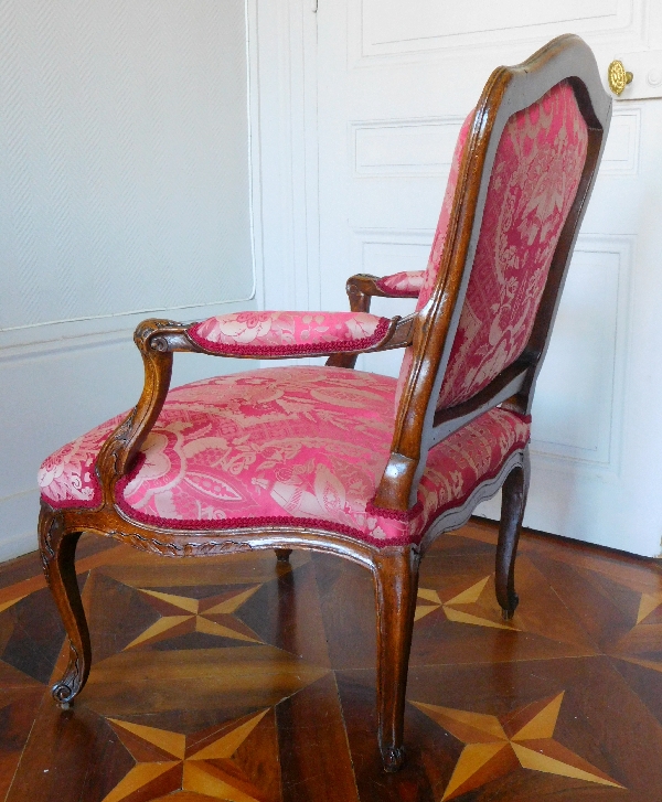 Michel Cresson : fauteuil à la Reine d'époque Louis XV estampillé, garniture de soie rouge