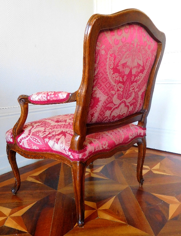 Michel Cresson : fauteuil à la Reine d'époque Louis XV estampillé, garniture de soie rouge