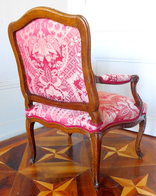 Michel Cresson : fauteuil à la Reine d'époque Louis XV estampillé, garniture de soie rouge