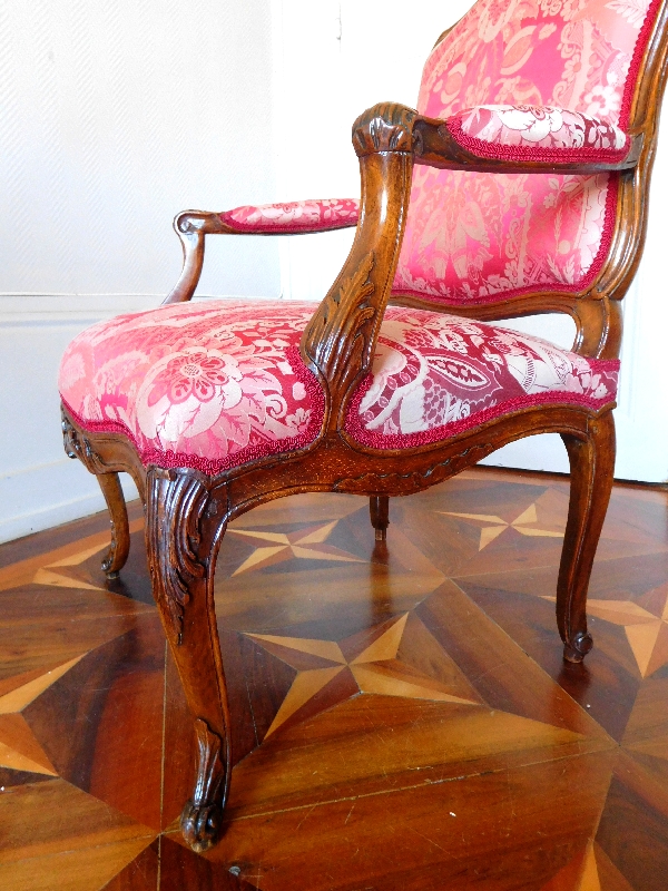 Michel Cresson : fauteuil à la Reine d'époque Louis XV estampillé, garniture de soie rouge