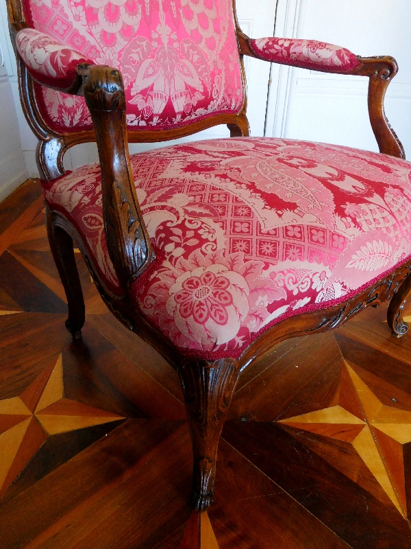 Michel Cresson : fauteuil à la Reine d'époque Louis XV estampillé, garniture de soie rouge