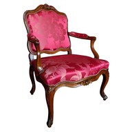 Fauteuil à la Reine en noyer richement sculpté, travail Lyonnais d'époque Louis XV