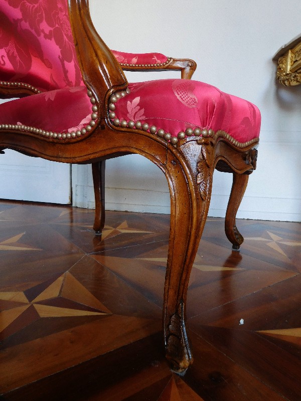 Fauteuil à la Reine en noyer richement sculpté, travail Lyonnais d'époque Louis XV