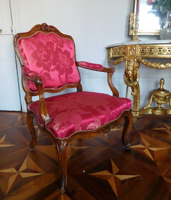 Fauteuil à la Reine en noyer richement sculpté, travail Lyonnais d'époque Louis XV