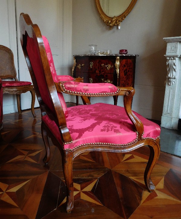 Fauteuil à la Reine en noyer richement sculpté, travail Lyonnais d'époque Louis XV