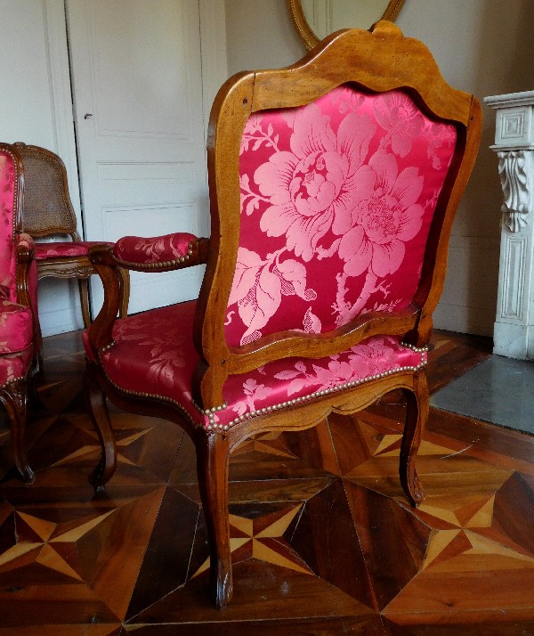 Fauteuil à la Reine en noyer richement sculpté, travail Lyonnais d'époque Louis XV