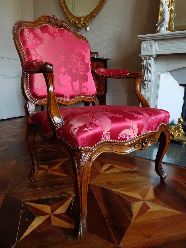 Fauteuil à la Reine en noyer richement sculpté, travail Lyonnais d'époque Louis XV