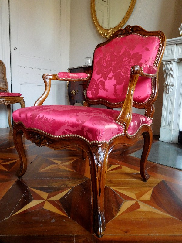 Fauteuil à la Reine en noyer richement sculpté, travail Lyonnais d'époque Louis XV