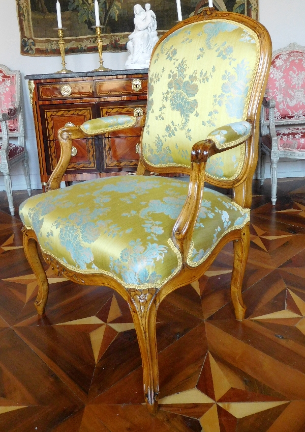 Fauteuil à la Reine d'époque Louis XV, travail parisien