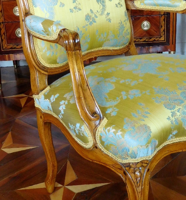 Fauteuil à la Reine d'époque Louis XV, travail parisien