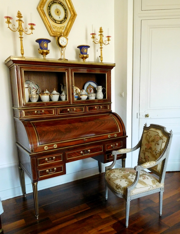Marc Gautron : fauteuil de bureau d'époque Louis XVI finement sculpté en soie brochée - estampillé