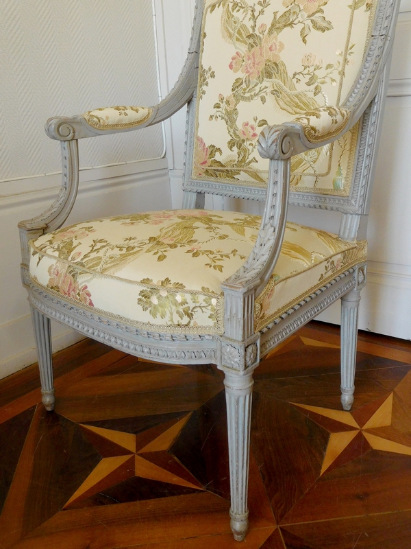 Marc Gautron : fauteuil de bureau d'époque Louis XVI finement sculpté en soie brochée - estampillé