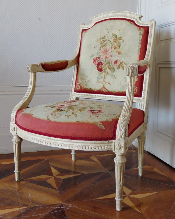 Fauteuil à la Reine d'époque Louis XVI estampillé, tapisserie de Beauvais & numéro d'inventaire