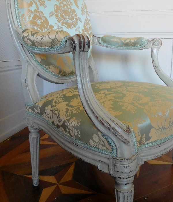 Fauteuil à la Reine d'époque Transition Louis XV - Louis XVI recouvert d'une soie ancienne neuve