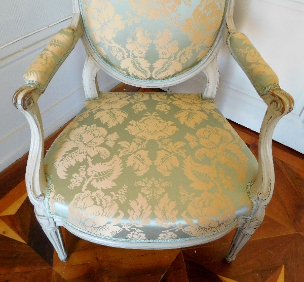 Fauteuil à la Reine d'époque Transition Louis XV - Louis XVI recouvert d'une soie ancienne neuve