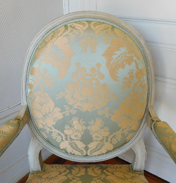 Fauteuil à la Reine d'époque Transition Louis XV - Louis XVI recouvert d'une soie ancienne neuve