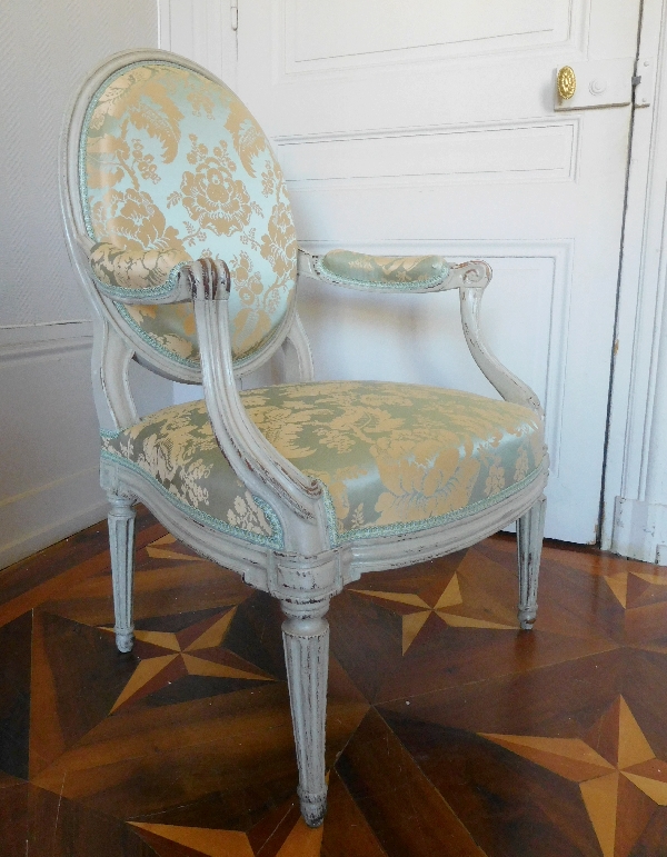 Fauteuil à la Reine d'époque Transition Louis XV - Louis XVI recouvert d'une soie ancienne neuve