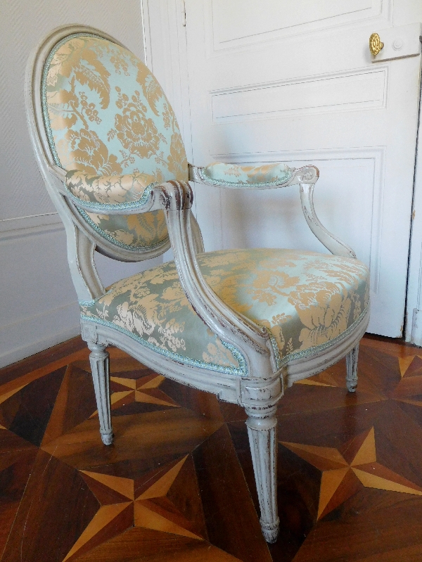 Fauteuil à la Reine d'époque Transition Louis XV - Louis XVI recouvert d'une soie ancienne neuve