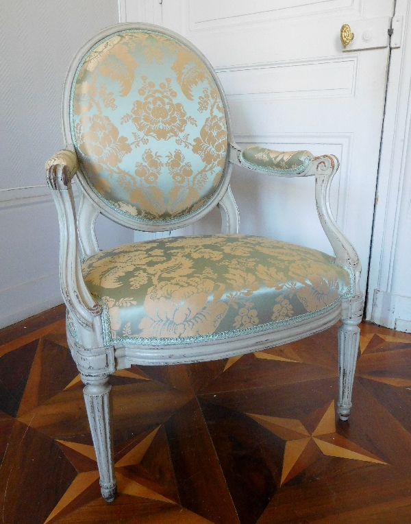 Fauteuil à la Reine d'époque Transition Louis XV - Louis XVI recouvert d'une soie ancienne neuve