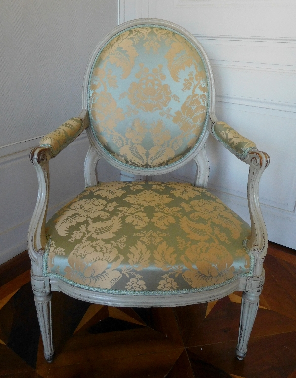 Fauteuil à la Reine d'époque Transition Louis XV - Louis XVI recouvert d'une soie ancienne neuve