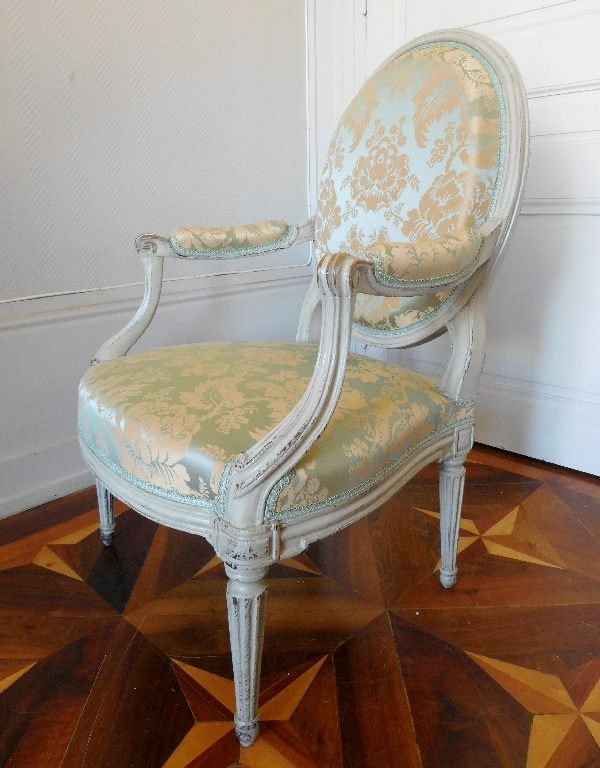 Fauteuil à la Reine d'époque Transition Louis XV - Louis XVI recouvert d'une soie ancienne neuve