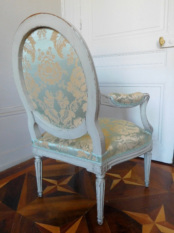 Fauteuil à la Reine d'époque Transition Louis XV - Louis XVI recouvert d'une soie ancienne neuve