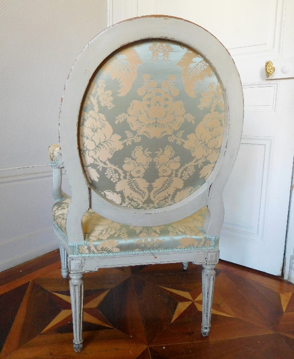 Fauteuil à la Reine d'époque Transition Louis XV - Louis XVI recouvert d'une soie ancienne neuve