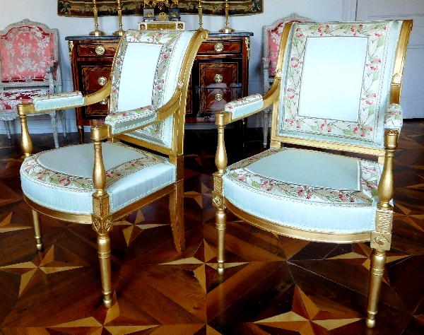 Paire de fauteuils d'apparat en bois doré d'époque Directoire, soie du Palais de l'Elysée