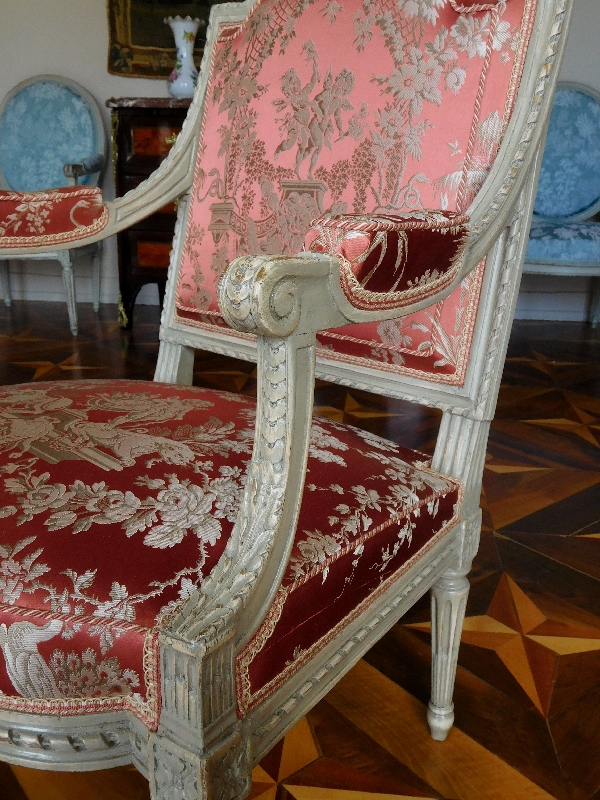 Paire de fauteuils à la Reine richement sculptés, époque Louis XVI