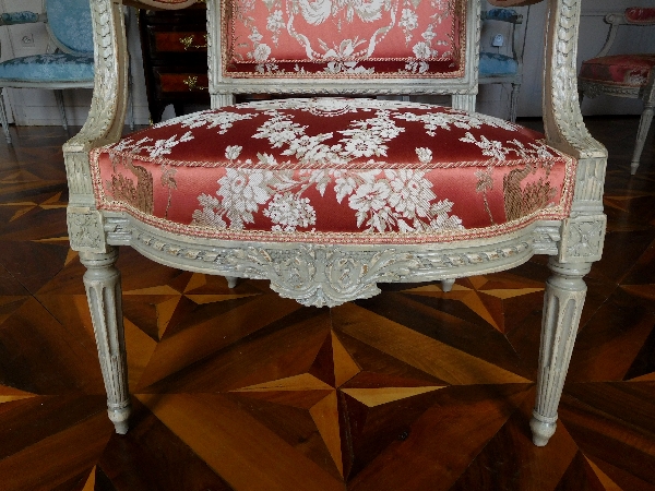 Paire de fauteuils à la Reine richement sculptés, époque Louis XVI