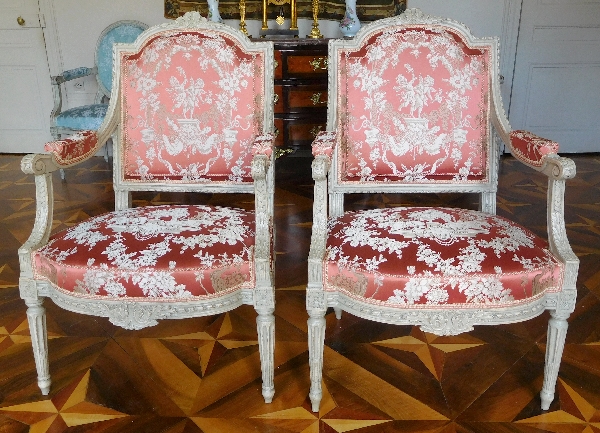 Paire de fauteuils à la Reine richement sculptés, époque Louis XVI