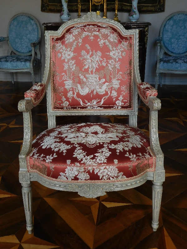 Paire de fauteuils à la Reine richement sculptés, époque Louis XVI