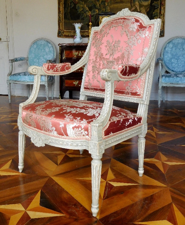 Paire de fauteuils à la Reine richement sculptés, époque Louis XVI