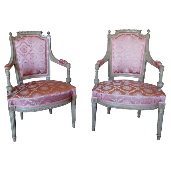 Paire de fauteuils cabriolets richement sculptés, fin de l'époque Louis XVI / Directoire