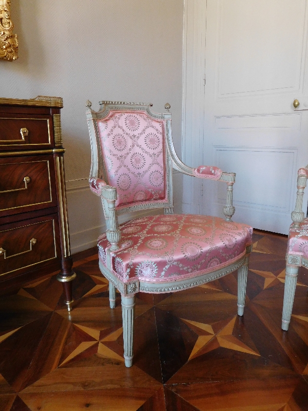 Paire de fauteuils cabriolets richement sculptés, fin de l'époque Louis XVI / Directoire