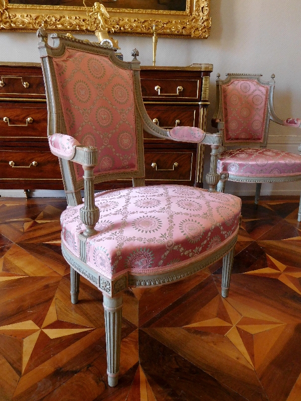 Paire de fauteuils cabriolets richement sculptés, fin de l'époque Louis XVI / Directoire