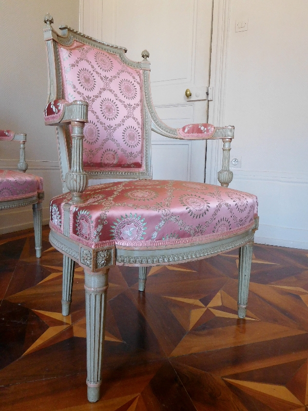 Pair of cabriolet armchairs, end of Louis XVI period / French Directoire (late 18th century)