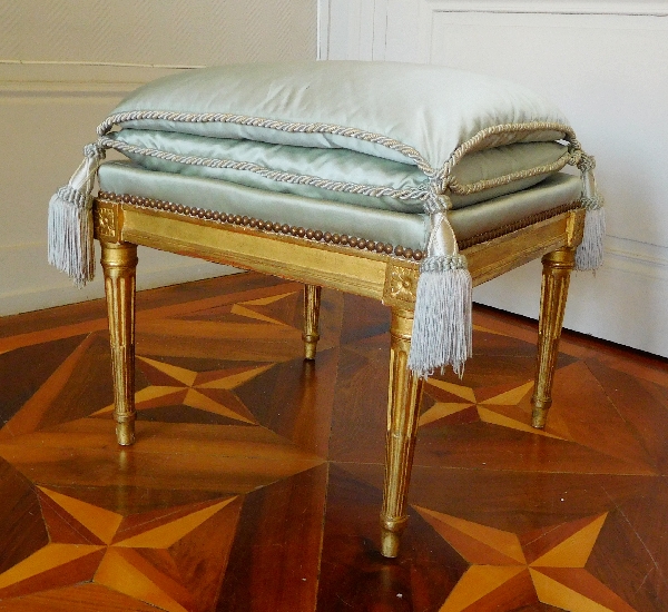 Tabouret en bois doré d'époque Louis XVI coussin de satin