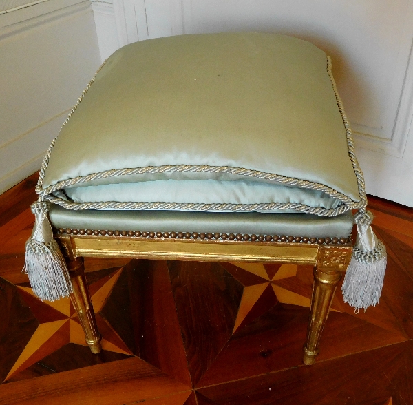 Tabouret en bois doré d'époque Louis XVI coussin de satin