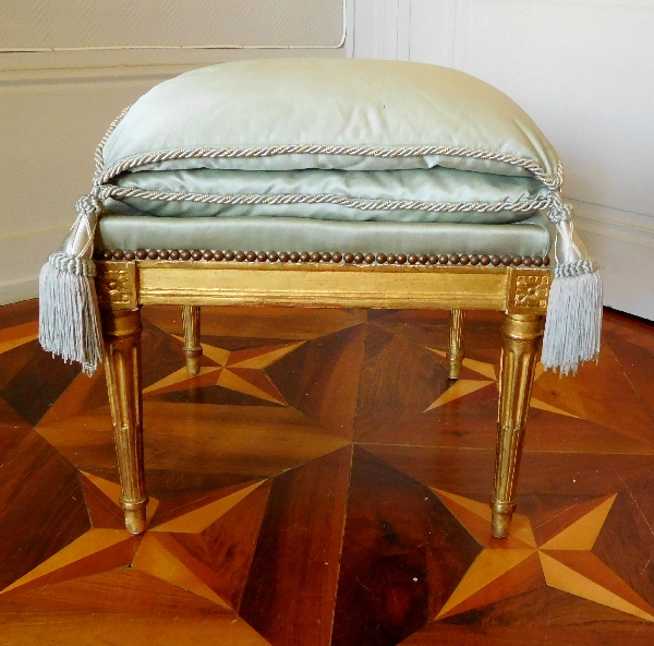 Tabouret en bois doré d'époque Louis XVI coussin de satin